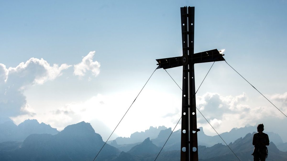 CROSS-MOUNTAIN