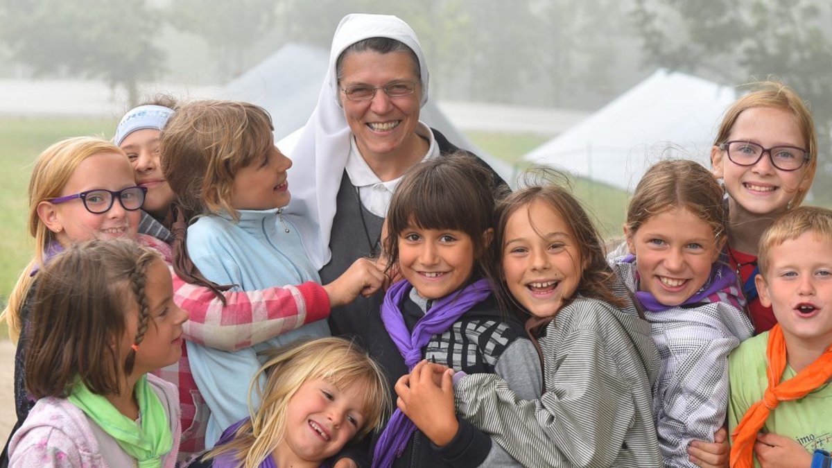 REBEKA KENDA NUN KIDS TATJANA SPLICHAL DRUZINA