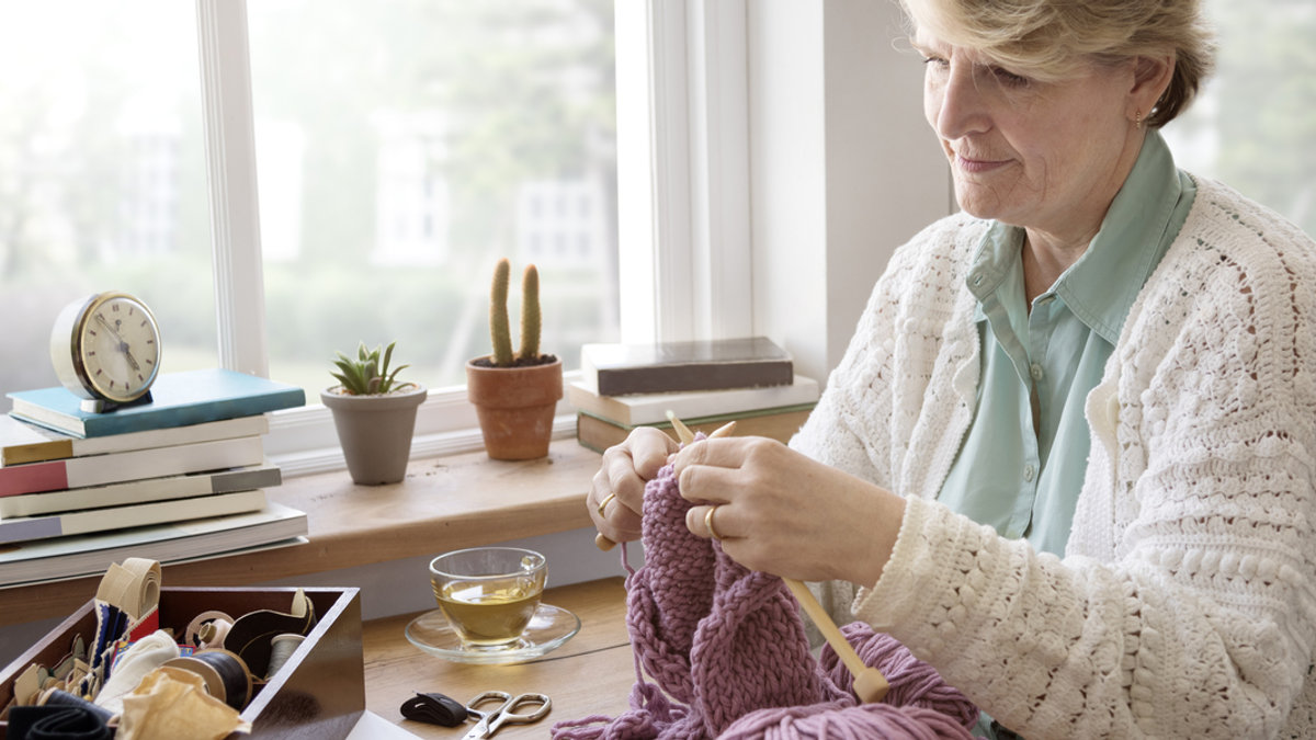 WOMAN KNITTING