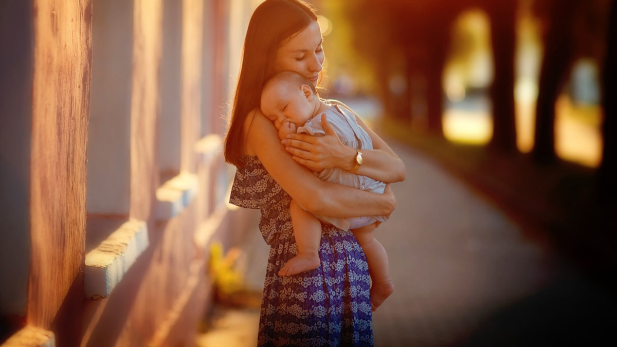 HUG MOM LOVE
