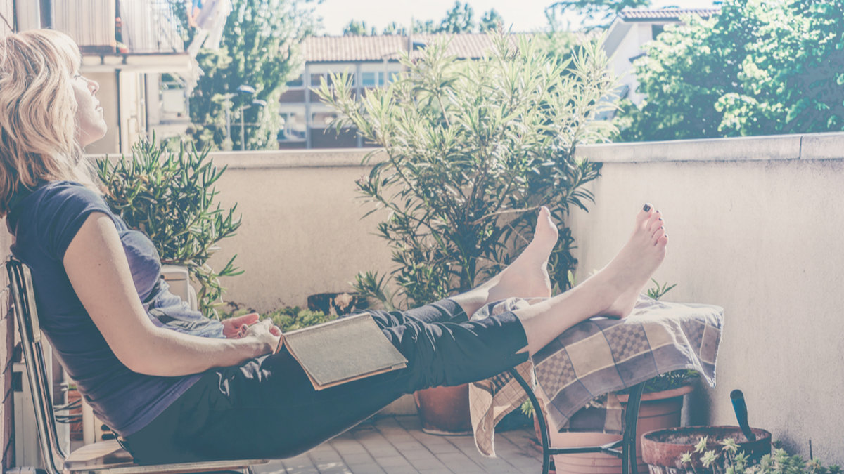 WOMAN, RELAX, OUTSIDE