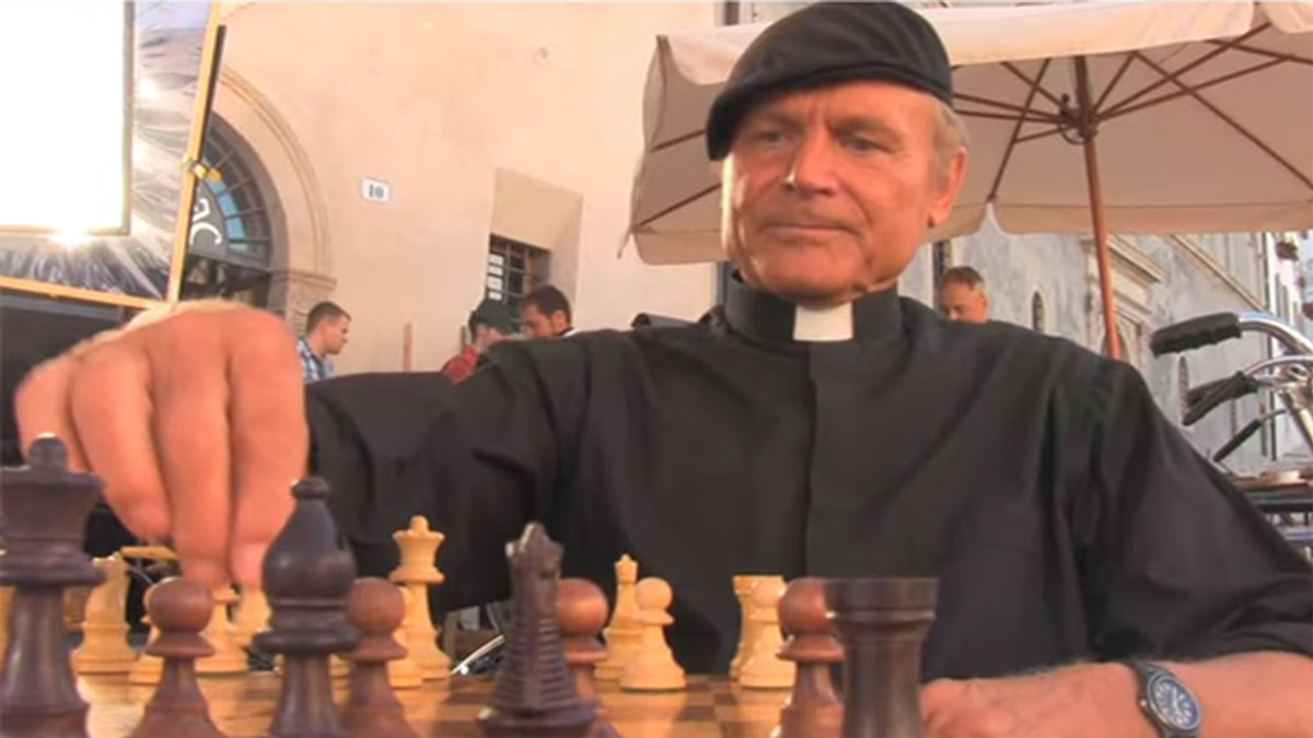 don-matteo-gioca-a-scacchi.jpg