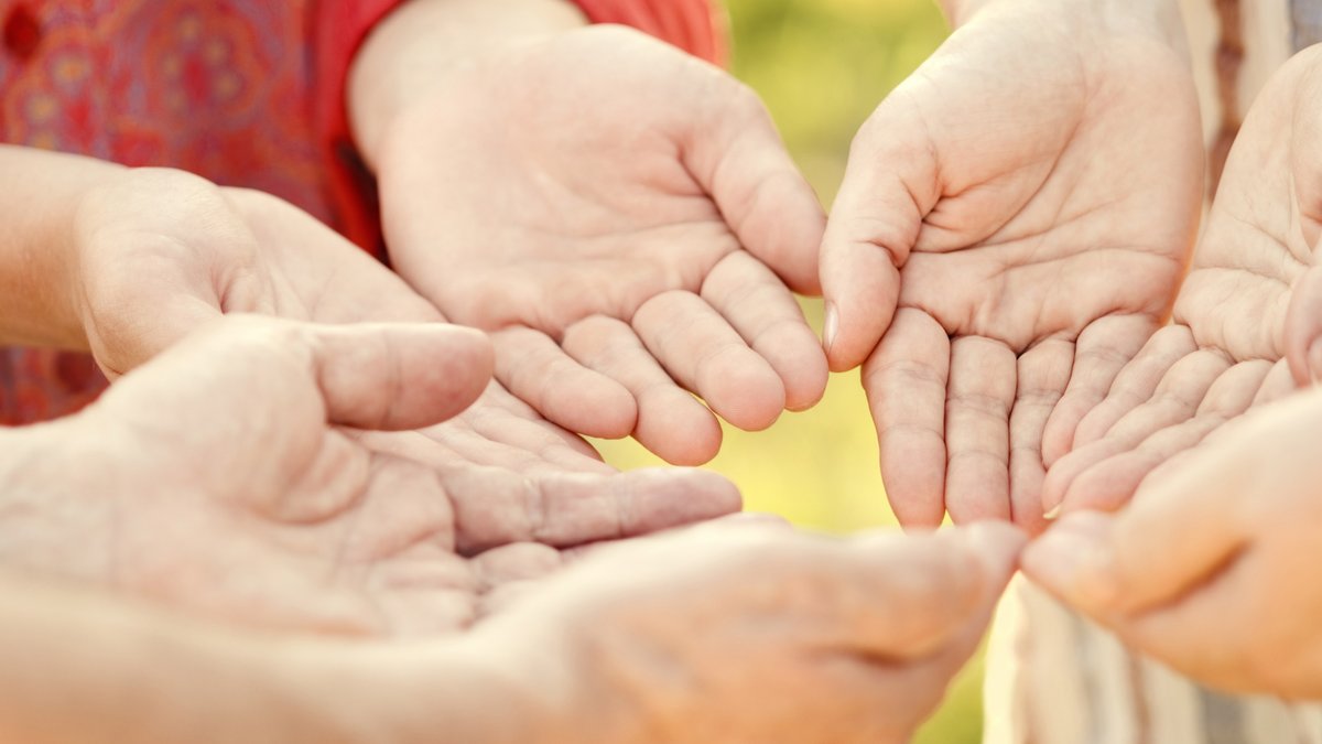 WEB-HANDS-FAMILY-SOLIDARITY-HELP-shutterstock_7616410-Kuzma-AI