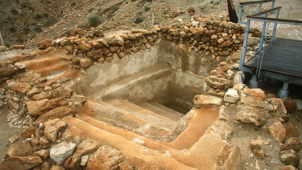 web-qumran-ancient-well-mikhail-semenov-shutterstock.jpg