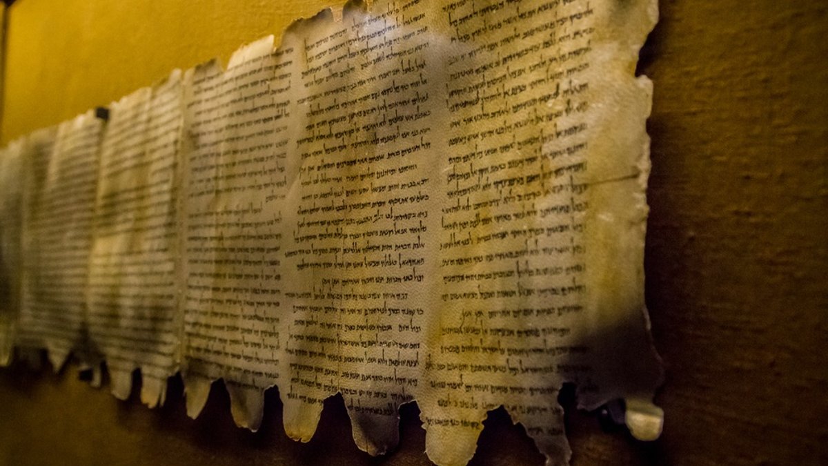 web-qumran-dead-sea-scroll-display-alefbet-shutterstock.jpg