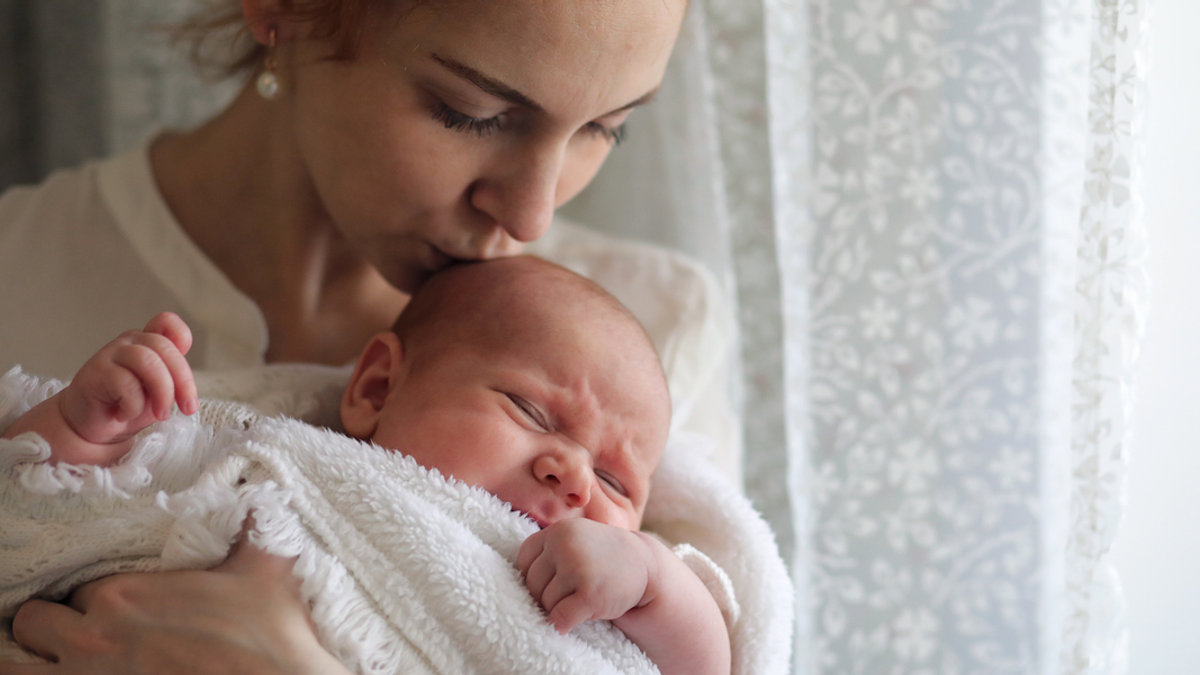 web3-mother-calm-newborn-cry.jpg