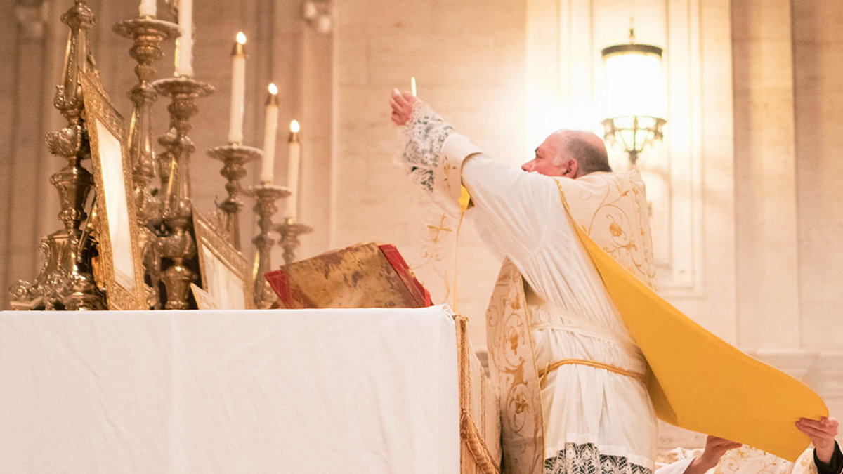 Padre celebra a Santa Missa