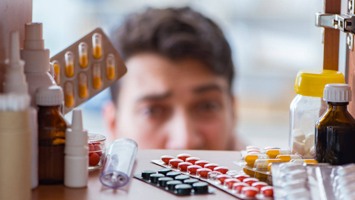 web3-malato-malato-alla-ricerca-di-farmaci-a-scaffale-farmacia-shutterstock_758453590.jpg