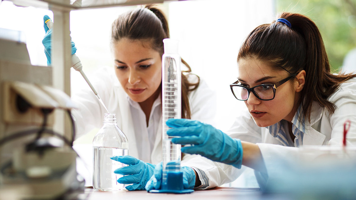 WEB3;WOMAN;SCIENTIST;LABORATORY;SCIENCE;Shutterstock_568433176;KS01