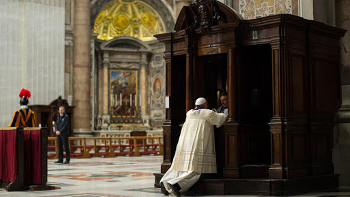 Pope Francis during a confession – AFP – ar