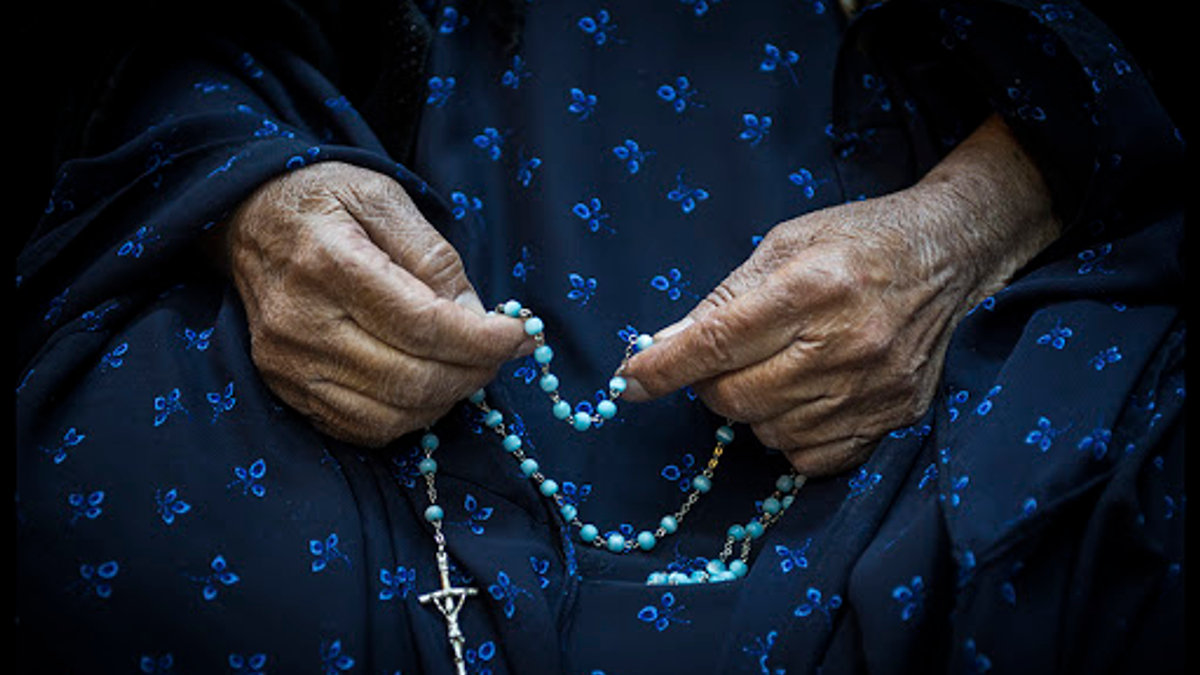 Rosary-Elderly Woman-Praying-©Marcin Mazur – ar