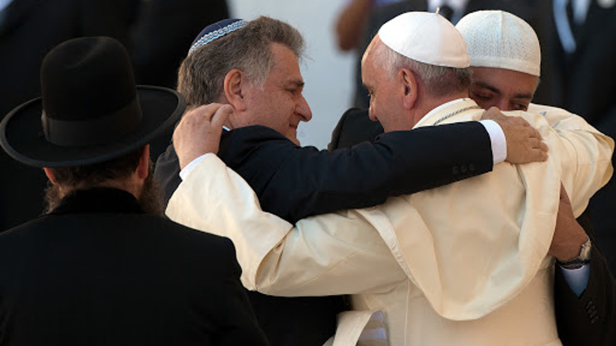 Pope Francis hugs two close friends Abraham Skorka and Omar Abboud – ar