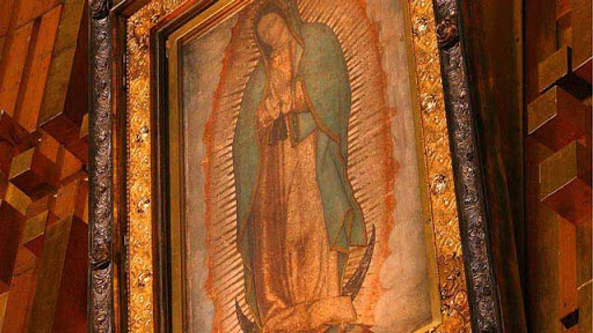 La “Tilma” miracolosa di Guadalupe custodita nel santuario mariano in Messico.