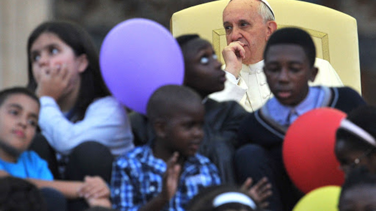 Pope Francis looks at children – it