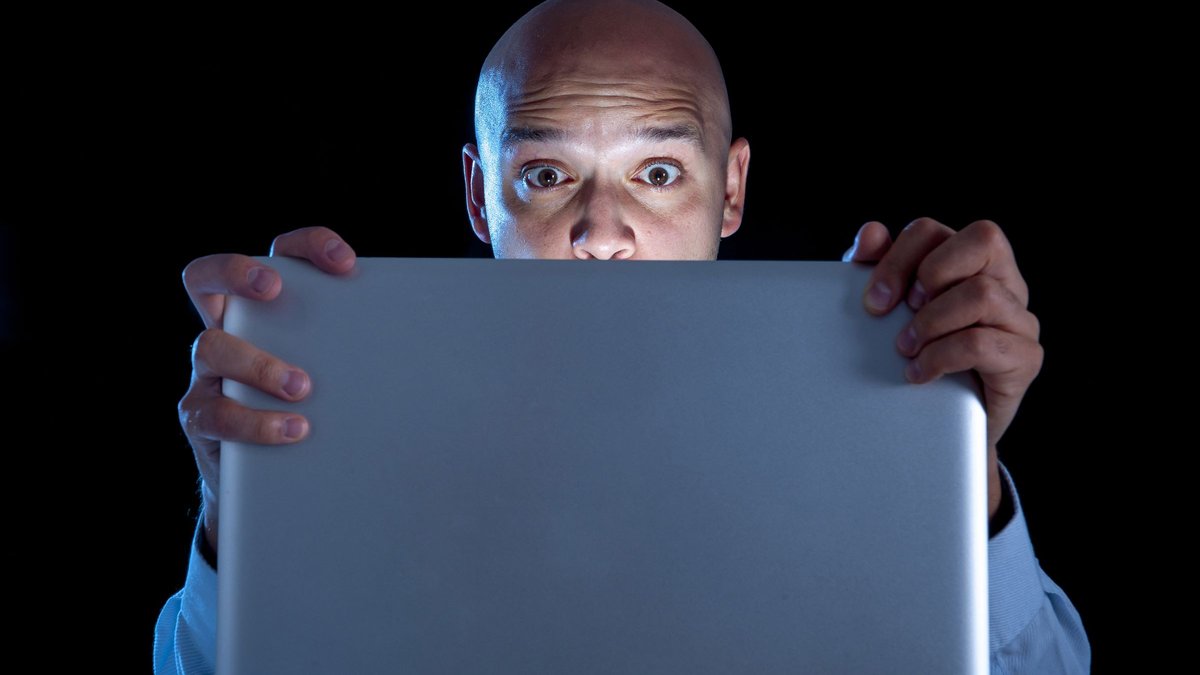 WEB-PORNOGRAPHY-LAPTOP-SURPRISED-MAN-shutterstock_224842291- Marcos Mesa Sam Wordley-AI