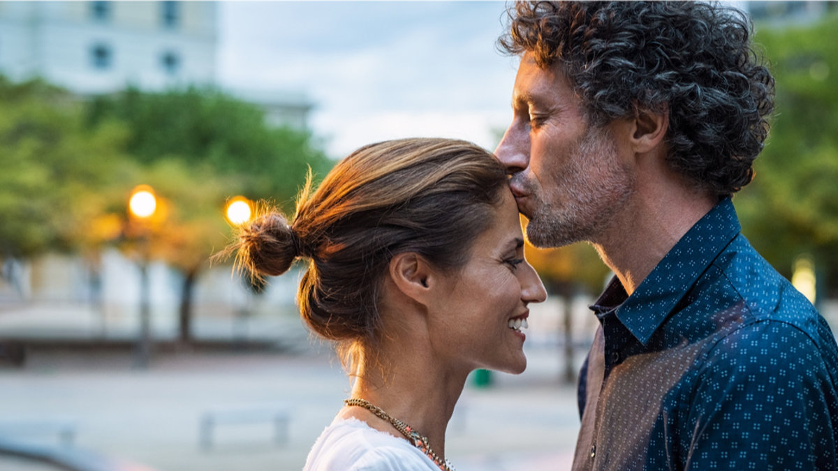 web3-marito-maturo-baciare-moglie-sulla-fronte-in-strada-la-sera.-romantico-anziano-che-dc3a0-un-bacio-alla-sua-donna-nella-strada-della-cittc3a0.-amare-coppia-di-mezza-etc3a0-innamorata.jpg