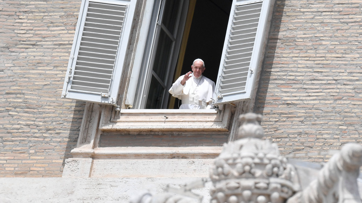 web2-am051020-pope-francis-angelus-regina-caeli-may102020-photo-by-vatican-media-foto_2.jpg