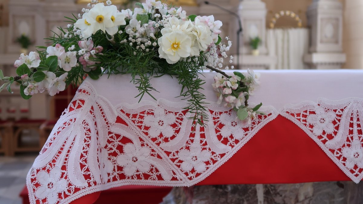 web2-laces-1-slovenia-church-vili-erzen-druzina.jpg