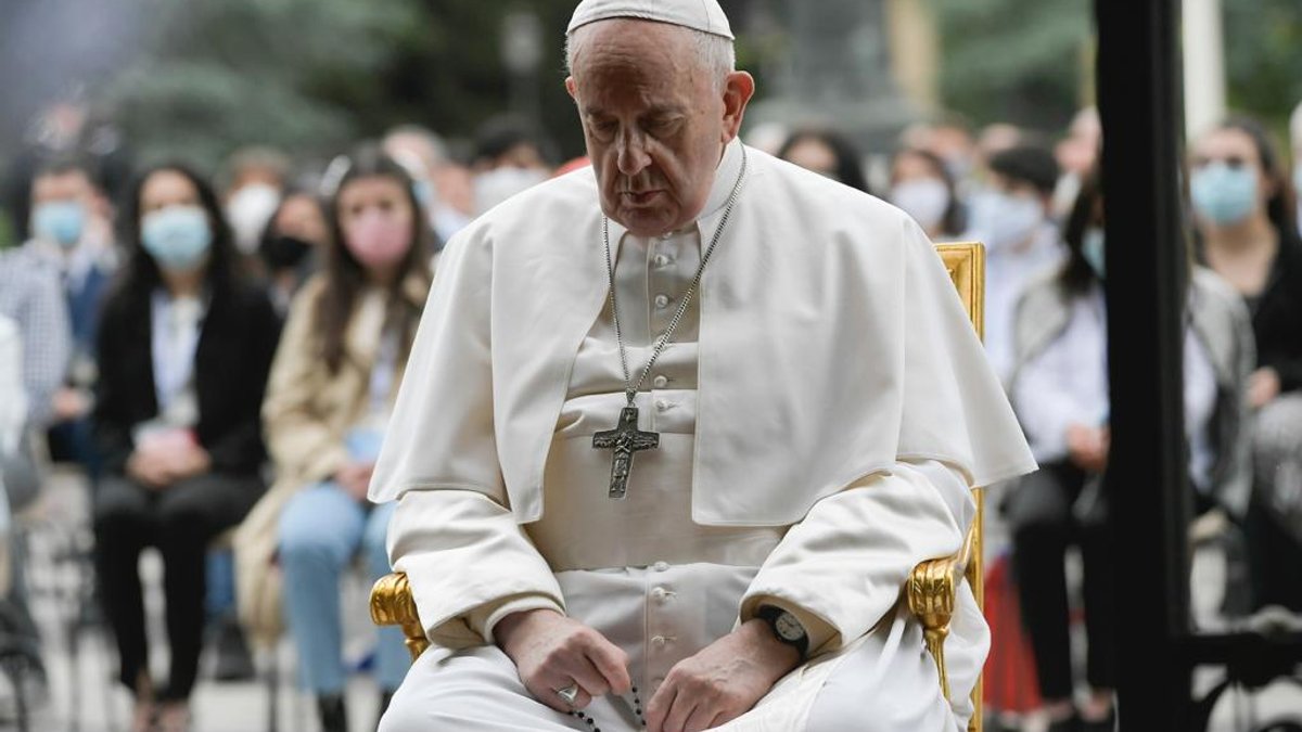 web2-pope-francis-rosary-vatican-c2a9-vatican-media-_2-1-e1590862406928.jpg