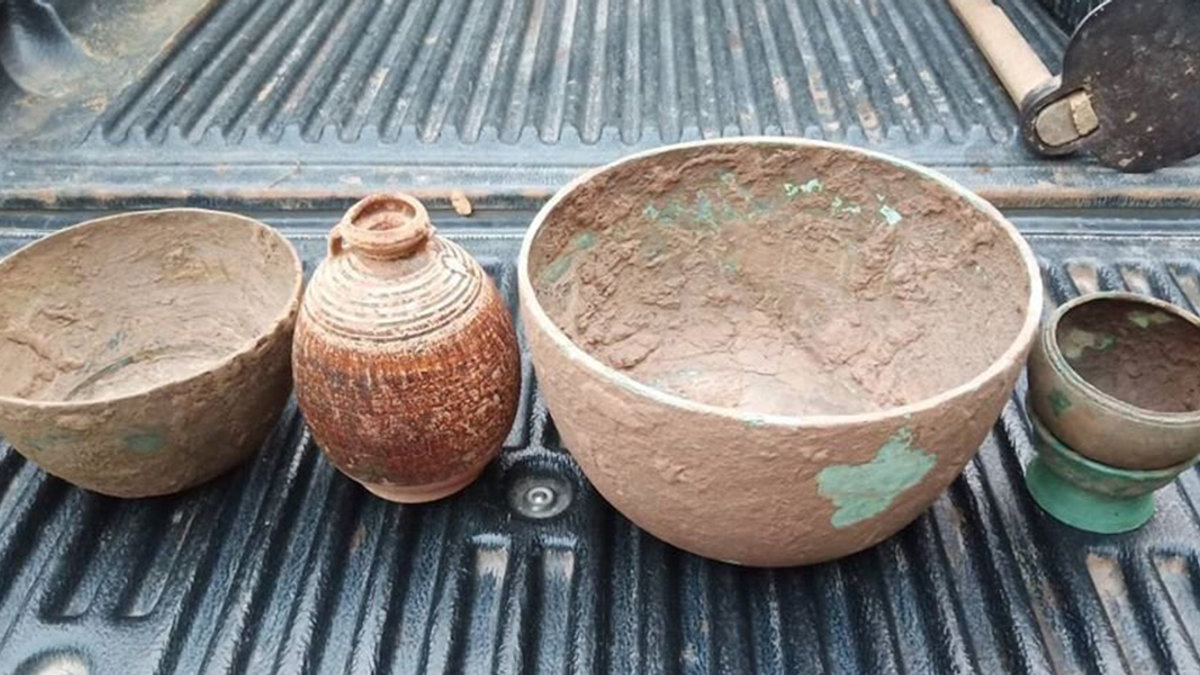 STOLEN ANTIQUES