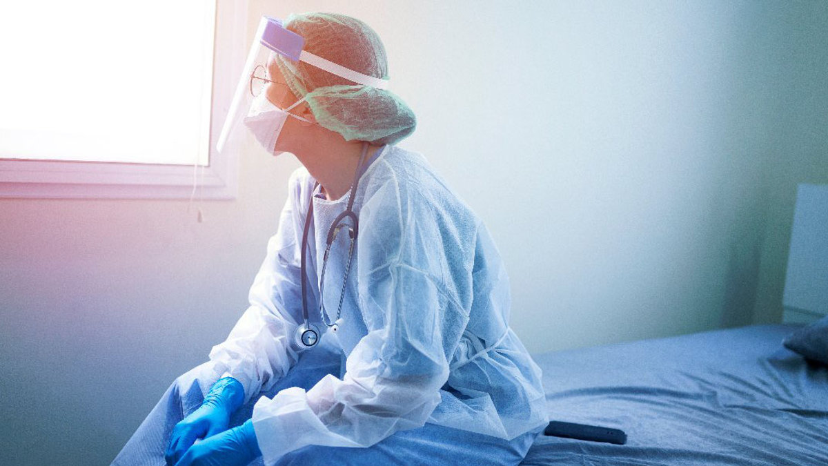 Durante Covid, médica olha pela janela como se à espera de Deus, que não chega atrasado