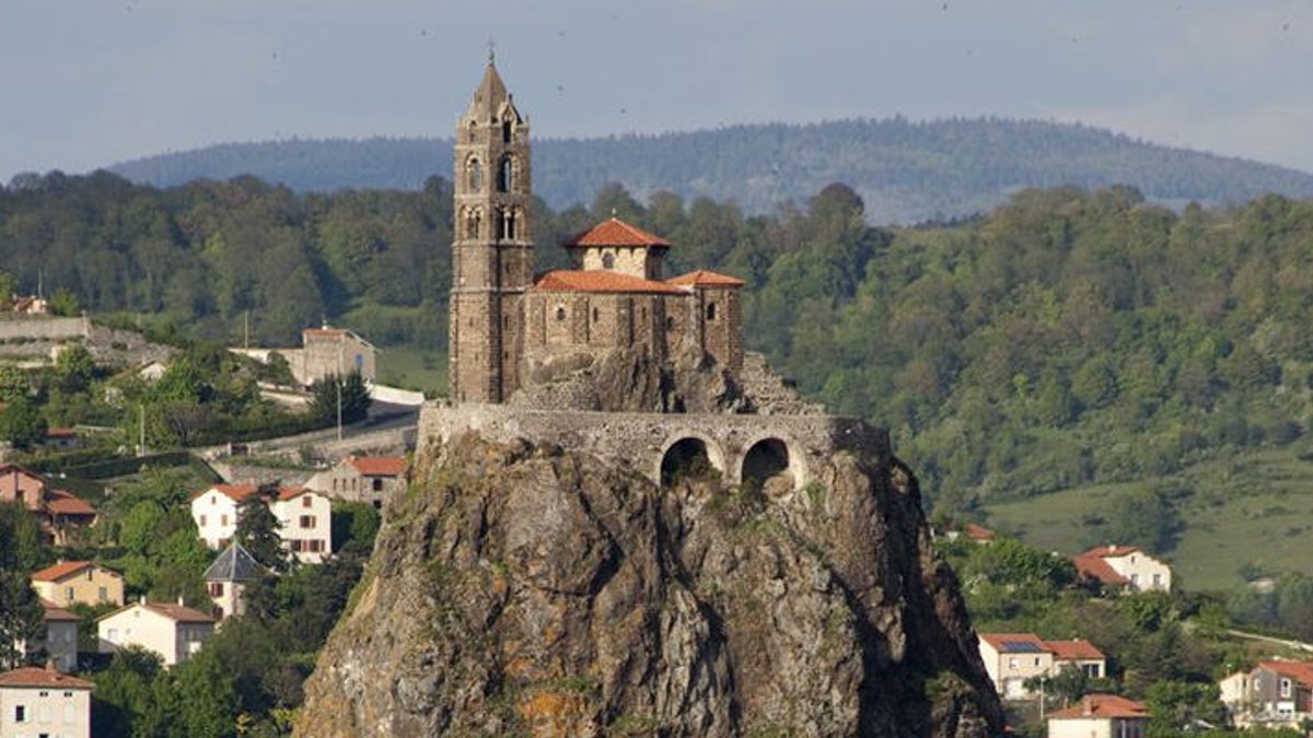 800px-Le_Puy-en-Velay_Église_Saint-Laurent_et_Aiguilhe_PM_48569-e1592301520883.jpg