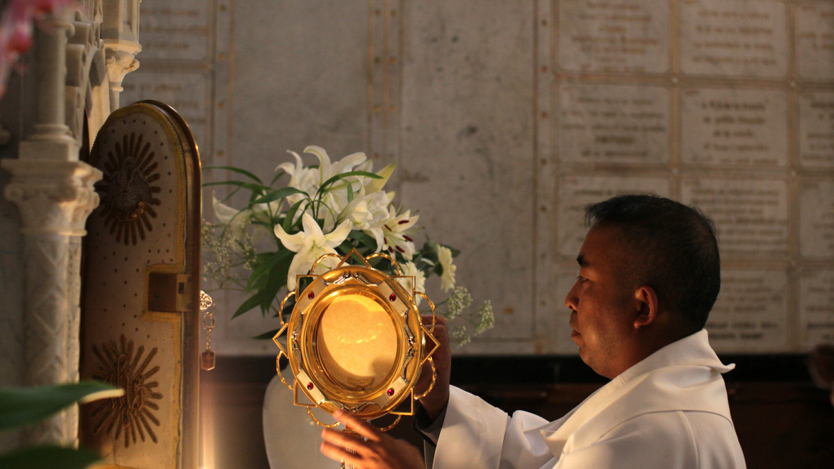 WEB2-SAINT-SACREMENT-HOLY-GODONG-FR465100A.jpg