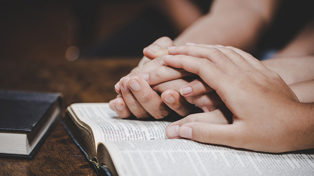 FAMILY PRAYING