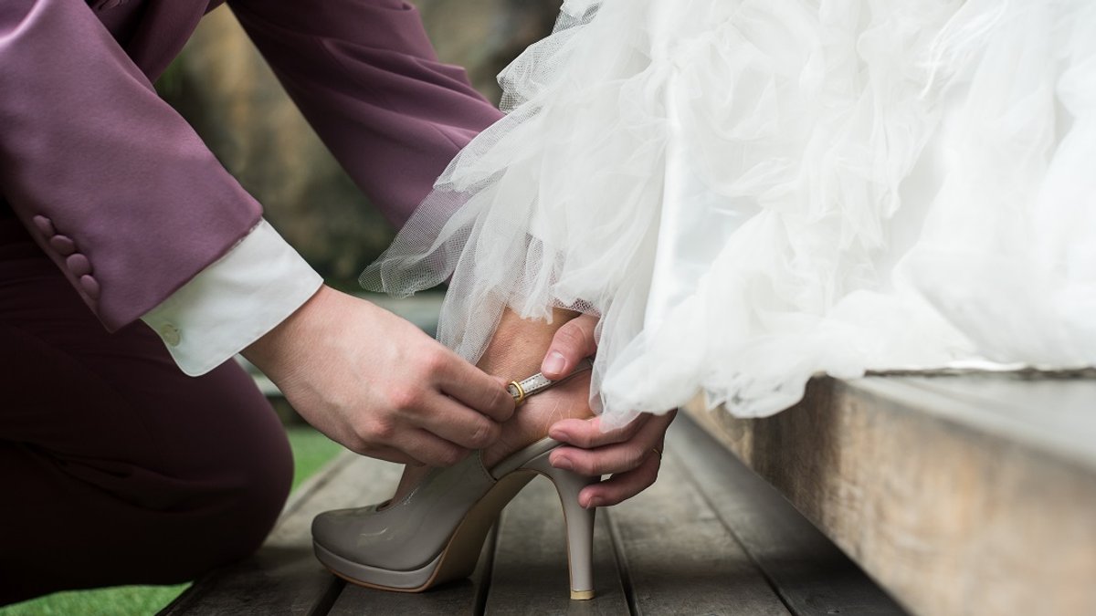 WEB3-CINDERELLA-PRINCE-SHOE-LOVE-FARYTALE-SHUTTERSTOCK-TARAPATTA.jpg