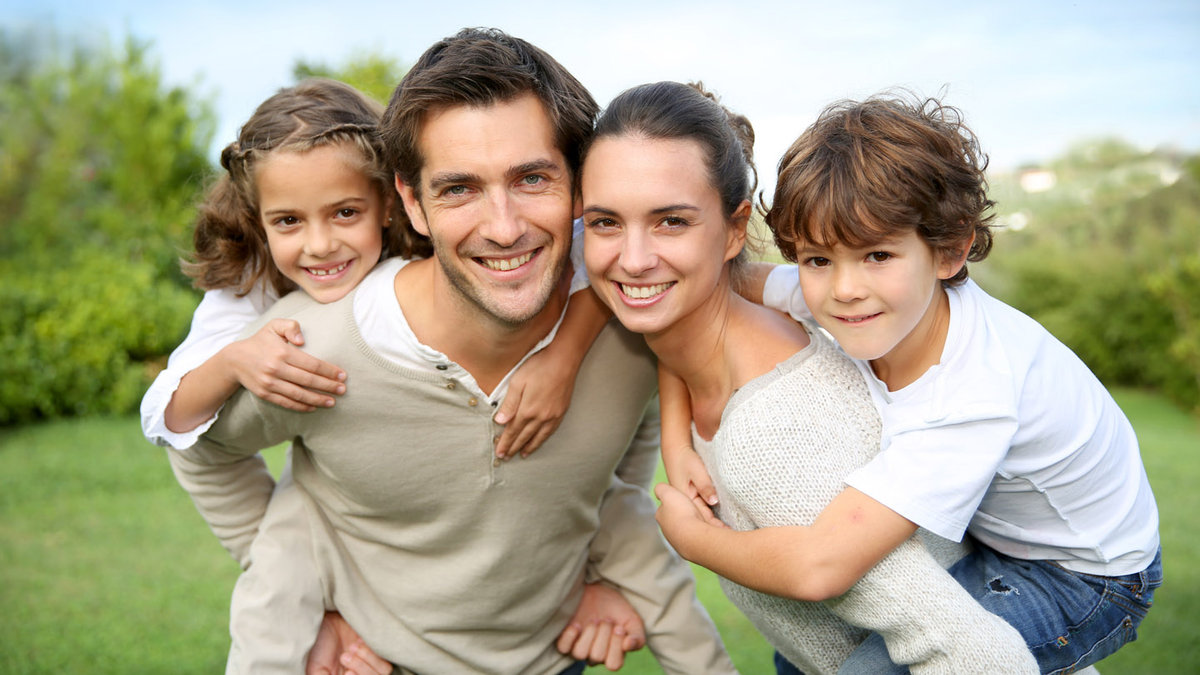 web-family-joy-happy-c3a1rents-children-shutterstock_160939997-goodluz-ai.jpg