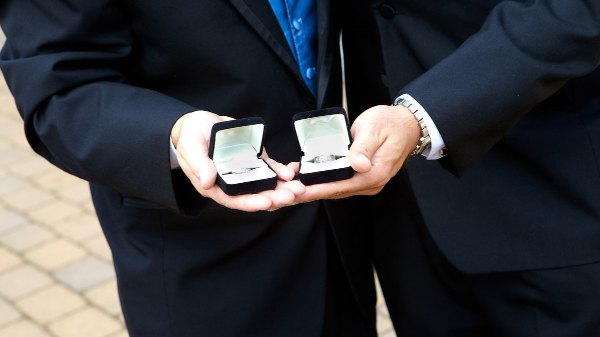 web-gay-wedding-couple-rings-shutterstock_151906067-mishella-ai1.jpg