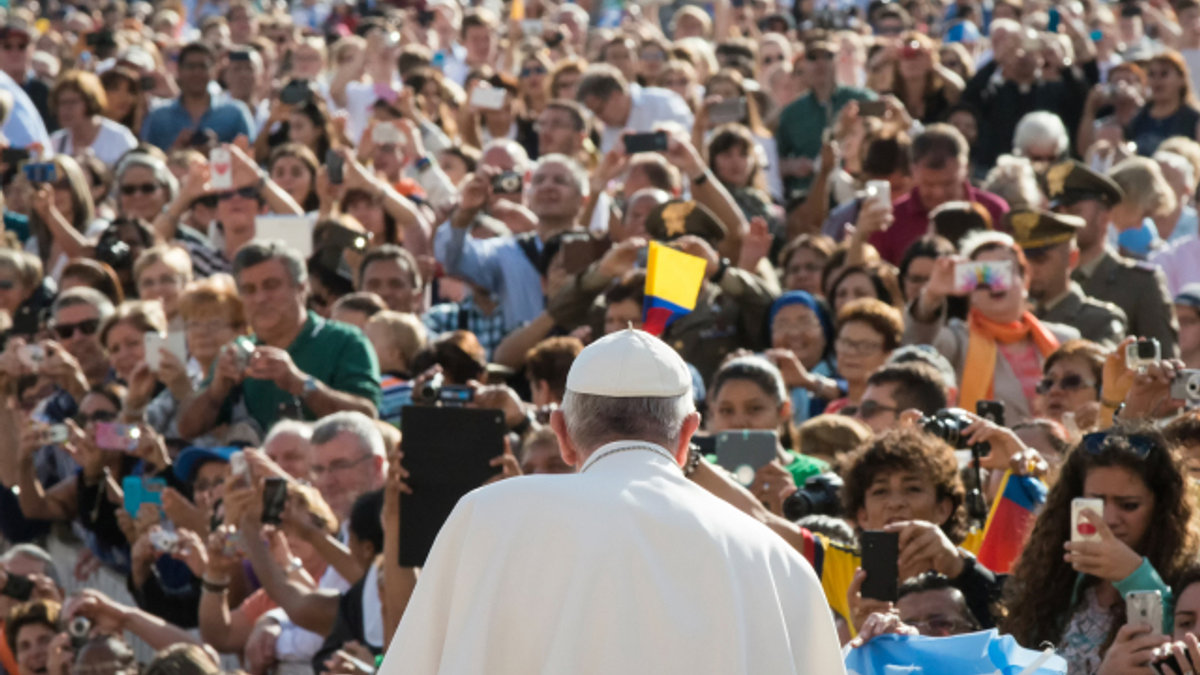 web-pope-francis-back-crowd-antoine-mekary-aleteia.jpg