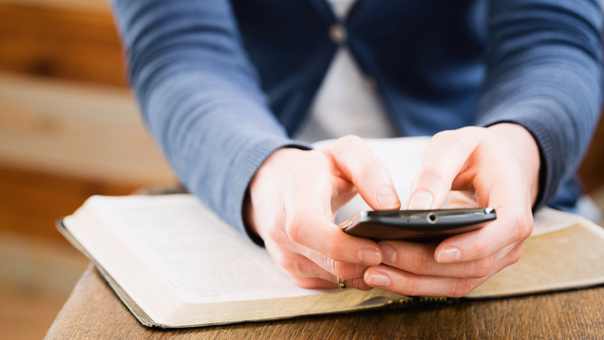 web-smartphone-bible-pray-shutterstock_407625889-ptnphoto-ai.jpg