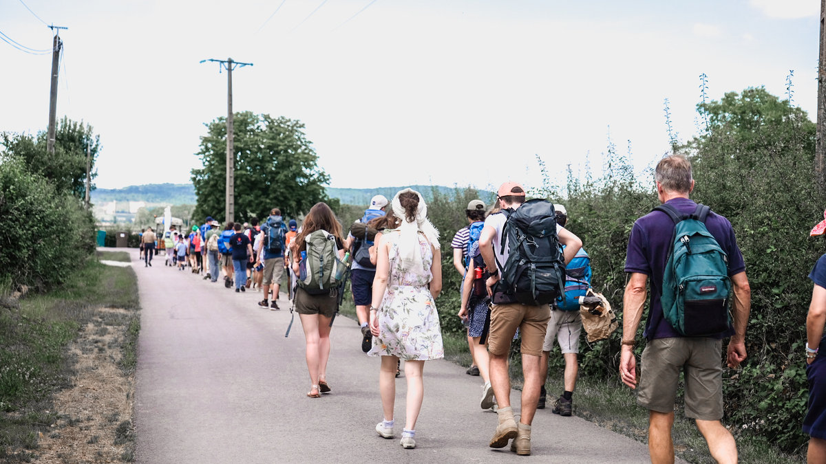 Cortège-des-pèlerins-avec-beaucoup-de-jeunes-e1716640114498.jpg