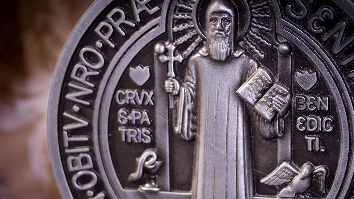 Medalhas e sacramentais contra o diabo, como a medalha de São Bento
