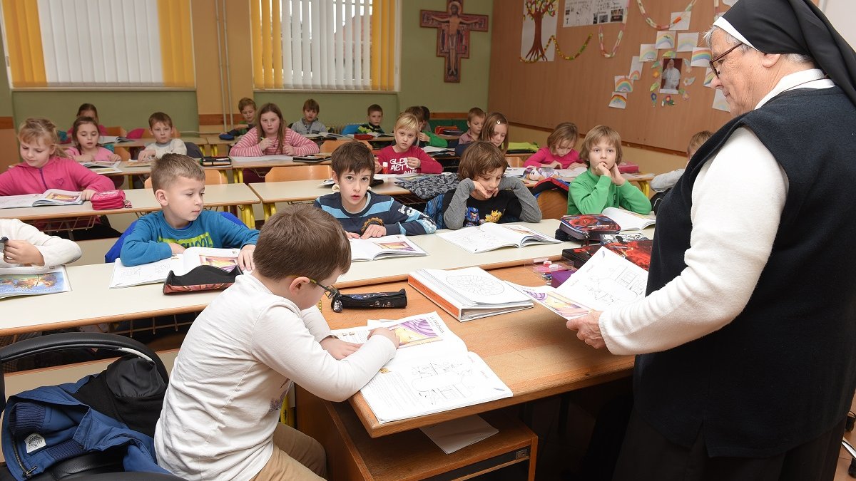 WEB3-CATECHESIS-RELIGION-CLASS-SCHOOL-NUN.jpg