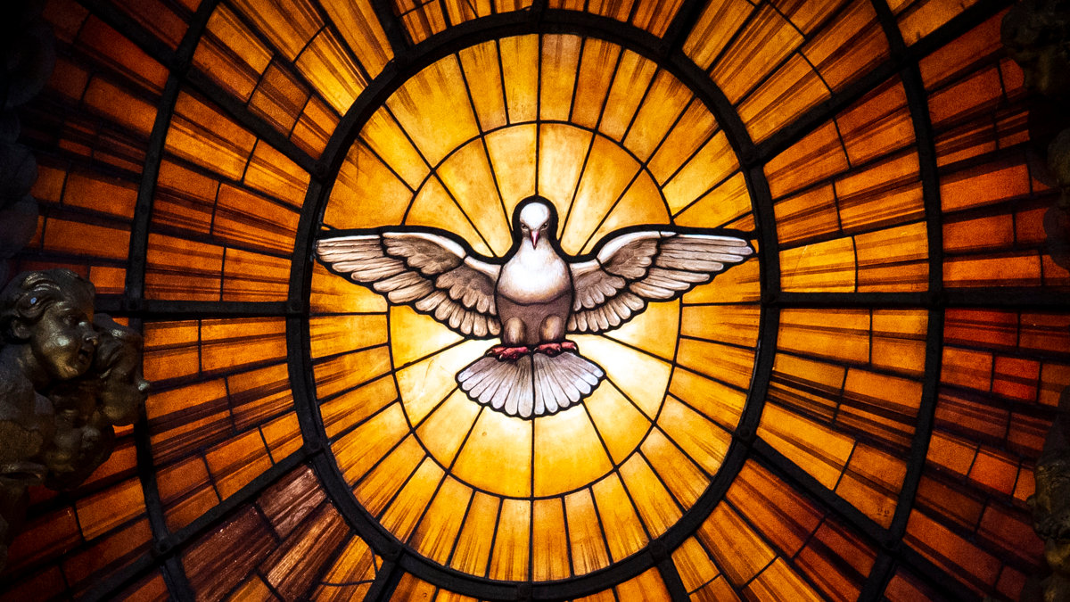 WEB3-STAIN-GLASS-BEHIND-THE-ALTAR-AT-ST.-PETERS-IN-THE-VATICAN-Antoine-Mekary-ALETEIA-AM_2500.jpg