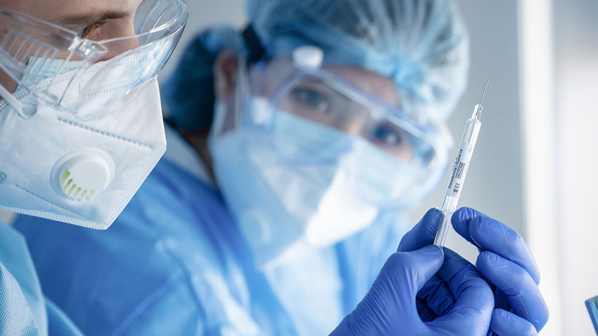 WEB3-VACCINE-SCIENCE-COVID-shutterstock_1722404278-Mongkolchon-Akesin.jpg