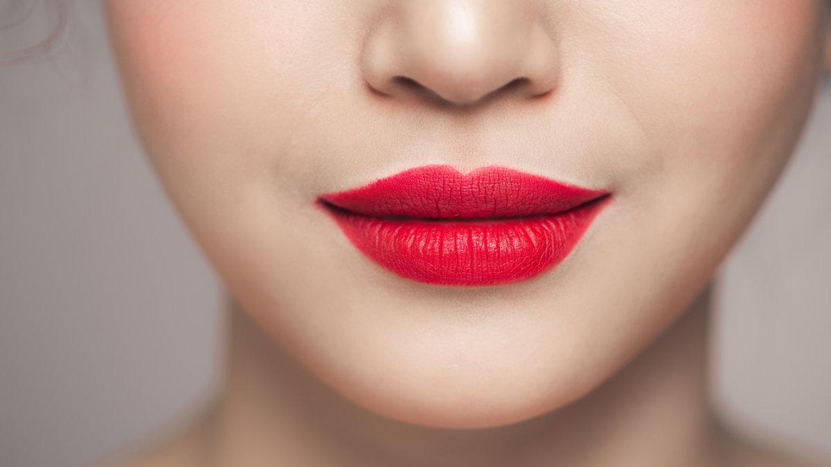 WEB3-WOMAN-RED-LIPS.jpg