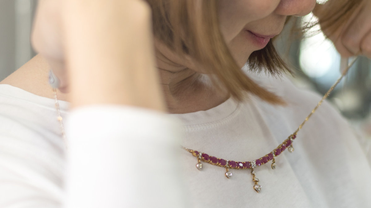 WOMAN, NECKLACE, GOLD