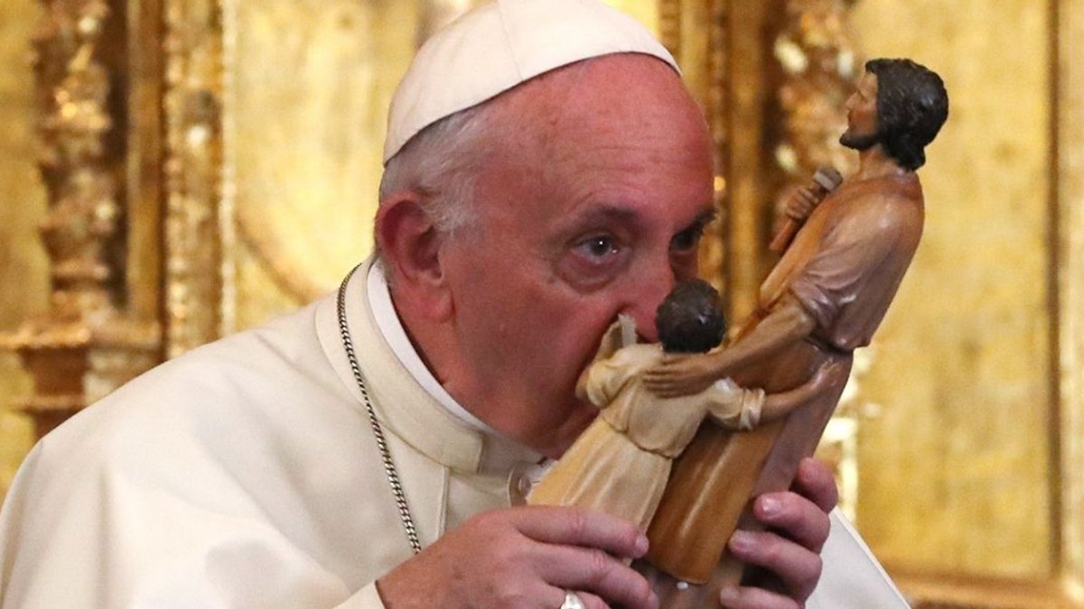 Papa Francisco venera São José