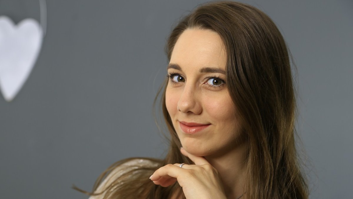 WEB3-LEA-BARTHA-PESEK-WOMAN-SINGER-SLOVENIA.jpg