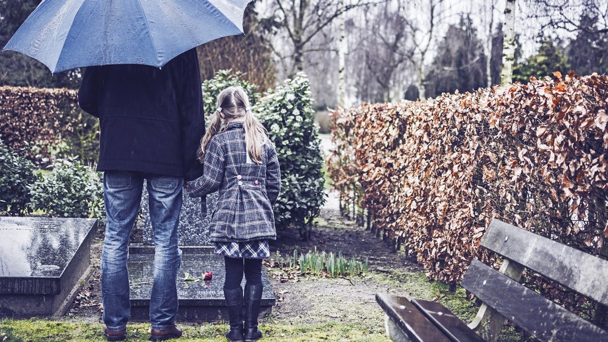 WEB3-WIDOW-WIDOWHOOD-MAN-DAUGHTER_DEATH_GRAVEYARD_SAD-SHUTTERSTOCK.jpg