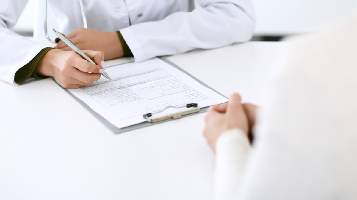 FEMME AVEC UN MÉDECIN
