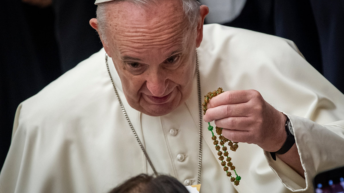 WEB2-POPE-FRANCIS-HAND-ROSARY-Antoine-Mekary-ALETEIA-AM_4007.jpg