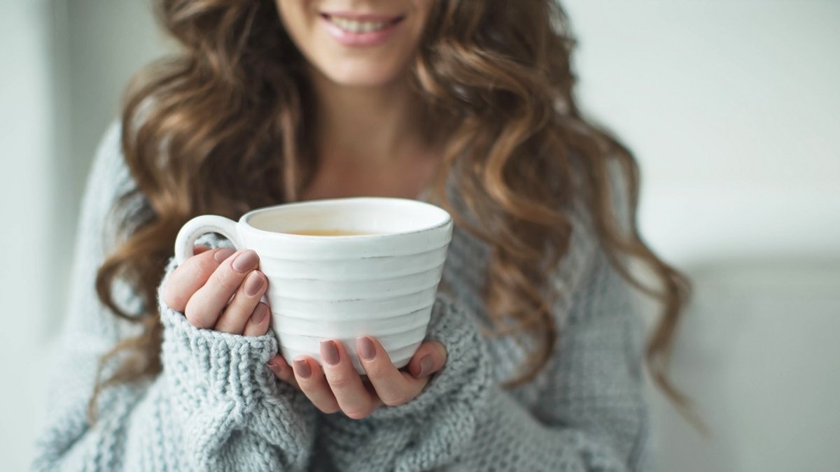 WEB3-DRINK-HOT-WOMAN-WINTER-COLD-RECIPIE-SHUTTERSTOCK.jpg