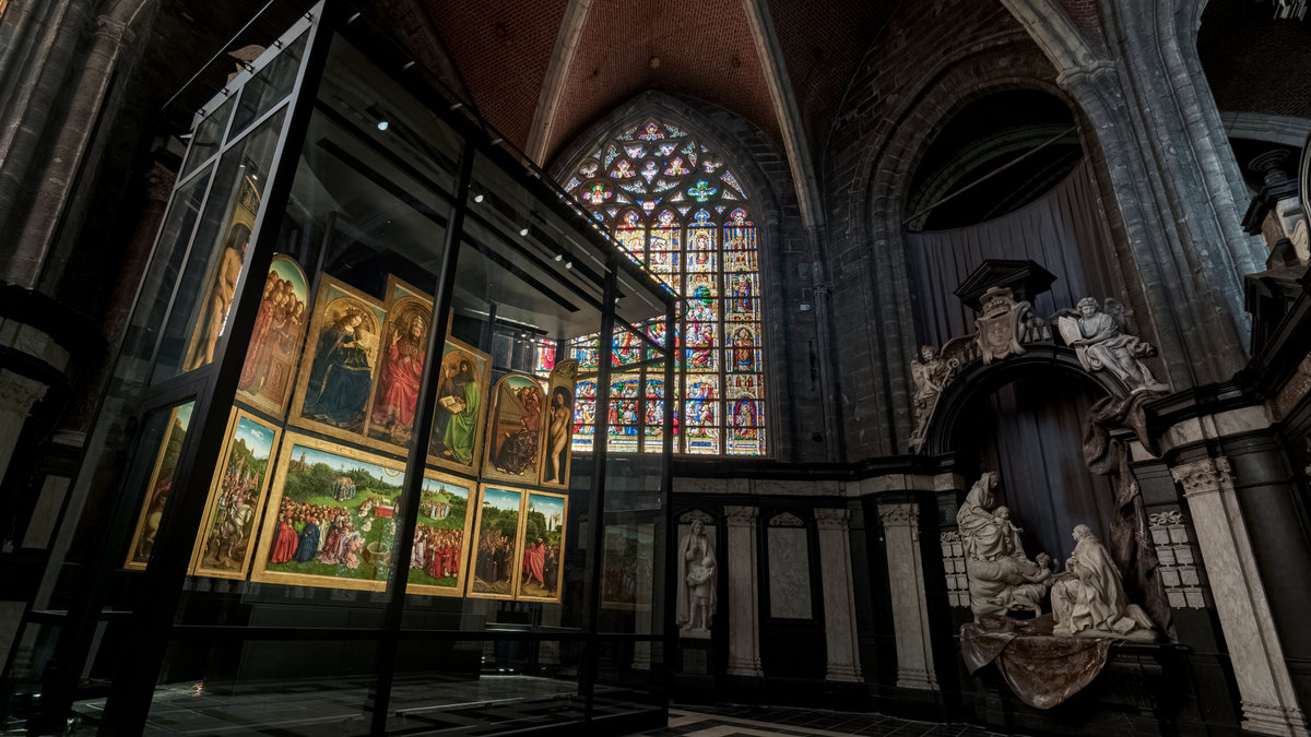 Lam-Gods-open-zij-Sint-Baafskathedraal-Gent-c-www.artinflanders.be-foto-Cedric-Verhelst.jpg