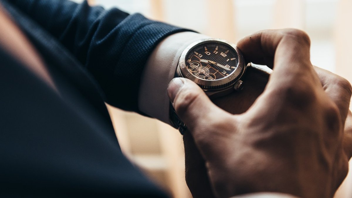 MAN-LOOK-AT-HIS-WATCH-shutterstock_1015451965.jpg