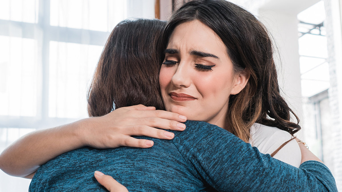 WEB3;WOMAN;TALK;HUG;HELP;Shutterstock_1189288354;KS01