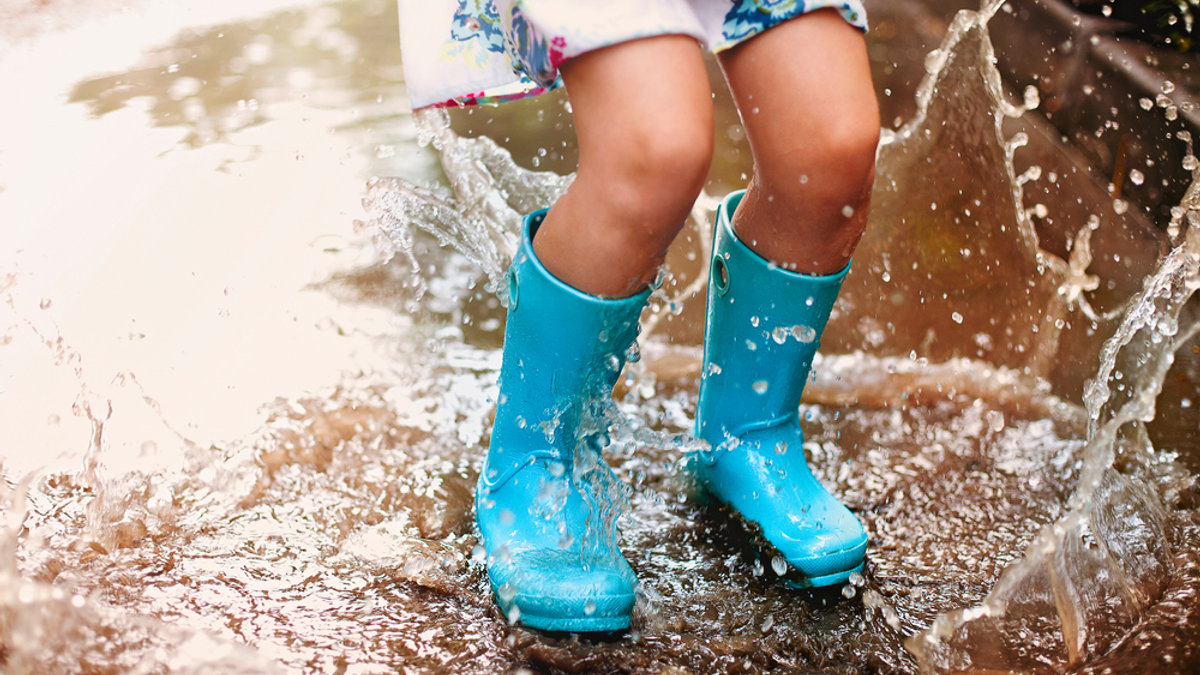 JUMP PUDDLE GIRL